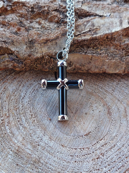 As sieraad uit resin met edelstaal verwerkt in een zwart kruis + ketting + lijm + vulsetje + doosje