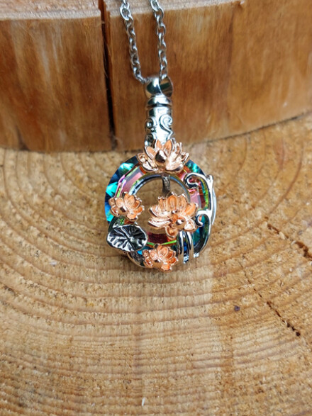 Assieraad met lotusbloemen met resin, met liefde met de hand vervaardigd gedenksieraad