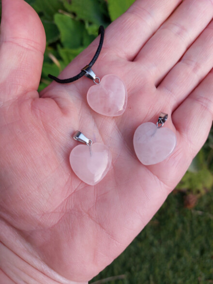 Rozenkwarts ketting hanger als hartje, ze komt je wat liefde brengen + organza zakje - Afbeelding 7