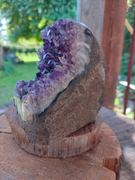 Amethist geode uit Uruguay in diep paars, een prachtig mooie geode ze zal stralen op haar plekje - Afbeelding 4