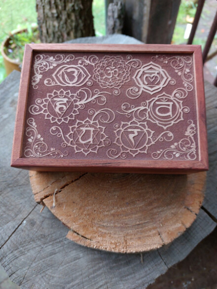 Kist uit hout met de 7 chakra symbolen, handgemaakt om iets persoonlijks in te bewaren, crematie as, edelstenen, sieraden