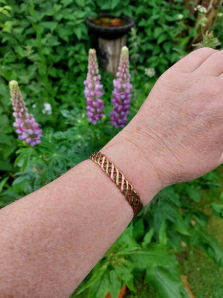Armband met koper en messing, ze helpt tegen negativiteit, tegen straling, ondersteunt gewricht klachten - Afbeelding 6