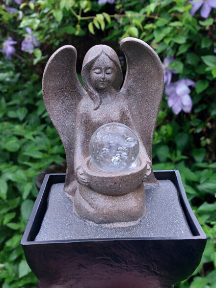Bescherm engel als water fontein, ze werkt rustgevend, het stromende water verhoogt de Feng Shui in een ruimte