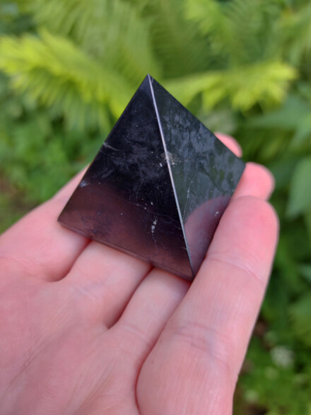 Shungiet piramide M voor een krachtige energetische zuivering, helpt ook tegen straling / 5G, om ergens in een ruimte neer te zetten - Afbeelding 2