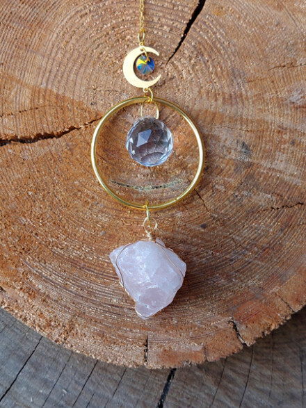 Rozenkwarts kristal hanger met een zon en maan, ze zal door het zonlicht prachtige regenboog kleuren laten stralen + chakra tekst - Afbeelding 2