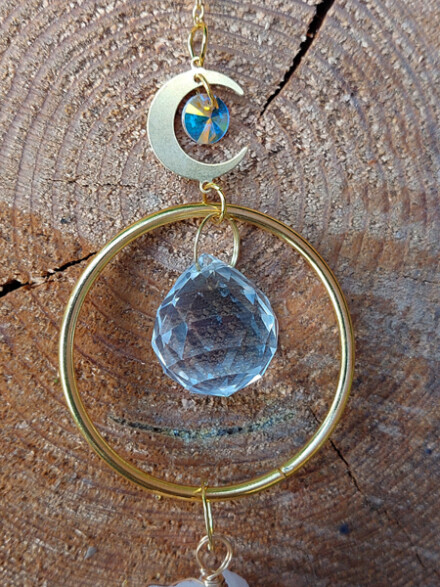 Rozenkwarts kristal hanger met een zon en maan, ze zal door het zonlicht prachtige regenboog kleuren laten stralen + chakra tekst - Afbeelding 6