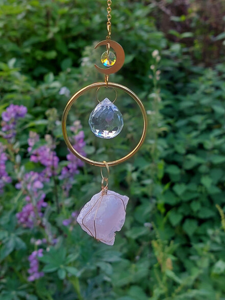 Rozenkwarts kristal hanger met een zon en maan, ze zal door het zonlicht prachtige regenboog kleuren laten stralen + chakra tekst - Afbeelding 3