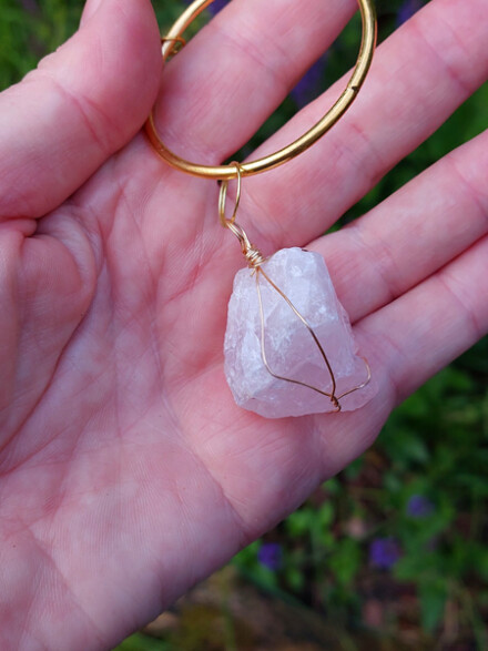 Rozenkwarts kristal hanger met een zon en maan, ze zal door het zonlicht prachtige regenboog kleuren laten stralen + chakra tekst - Afbeelding 5