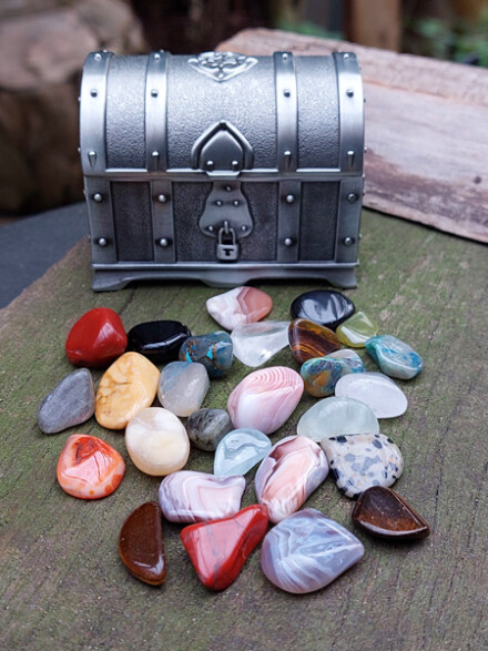Zilverkleurig schatkistje met 50 gram edelstenen, mineralen en kristallen, leuk om uit te delen, bij je te dragen + mooi kistje
