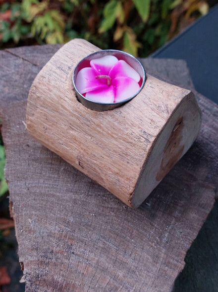 Boomstammetje als mini urn met een kaarsje, lief gedenk beeldje om een beetje as in te kunnen bewaren / LAATSTE