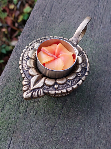 Kaarsen standaard met een Ohm symbool, mooie oosterse handgemaakte kaarsenhouder uit messing + leelawadee kaarsje