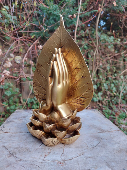 Boeddha handen voor een lotusblad als mini urn, verwerkt op een lotusbloem, bijzondere liefdevolle urn