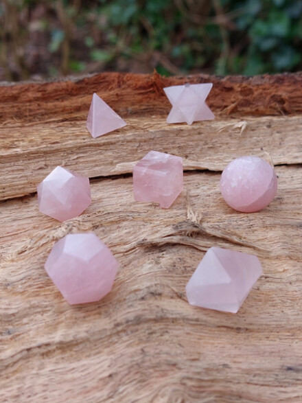 Rozenkwarts als heilige geometrie in een mooie 7 delige set + Chakra fleurig zakje met kracht symbool + betekenis + gezuiverd