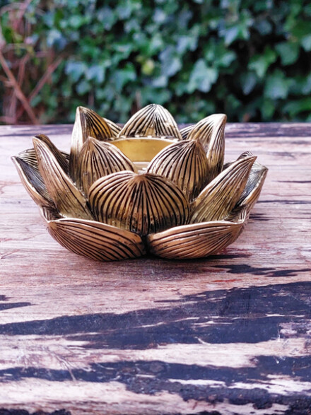 Lotusbloem als herdenkingslichtje, een liefdevolle mini urn, ze zal stralen in een ruimte