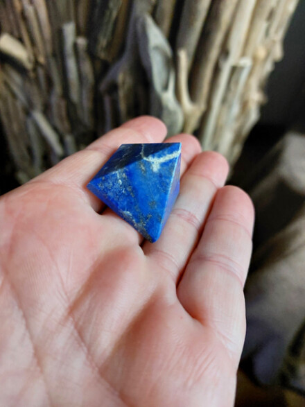 Piramide S uit Lapis Lazuli, ze vergroot je spirituele kracht en beschermt je tegen negativiteit en straling 5G