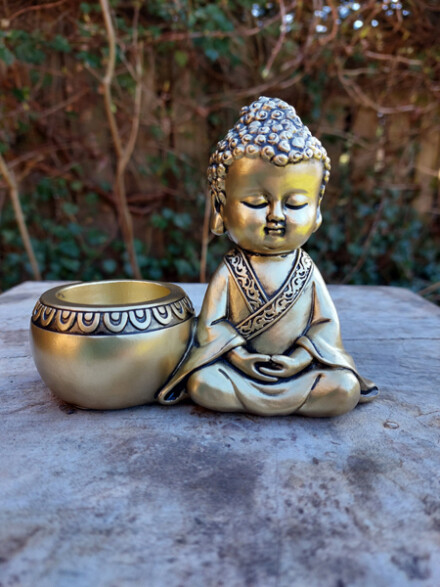 Mediterende Boeddha met een kaarsenbakje, een bijzondere liefdevolle mini urn + leelawadee kaarsje