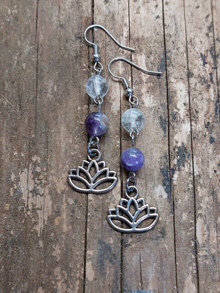 Oorbellen met een lotusbloem verwerkt met Bergkristal en Amethist met liefde met de hand gemaakt + organza zakje
