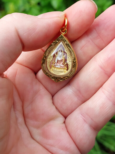 Goudkleurige Thaise geluk Amulet om om je hals te dragen, aan de binnenspiegel van je auto te hangen voor bescherming + koord