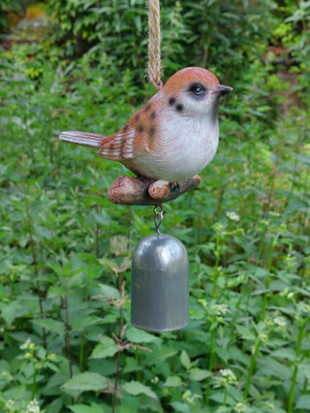 Mus als kleine urn met een windgong, met liefde met de hand vervaardigd tot deze mooie hangende urn