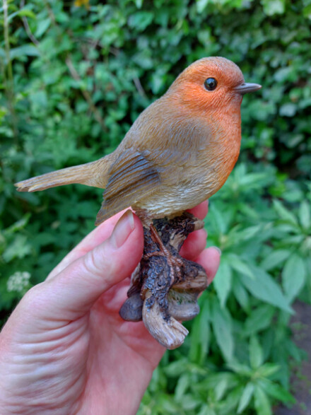 Roodborstje op een boomstam, met liefde met de hand vervaardigd tot dit bijzondere urntje