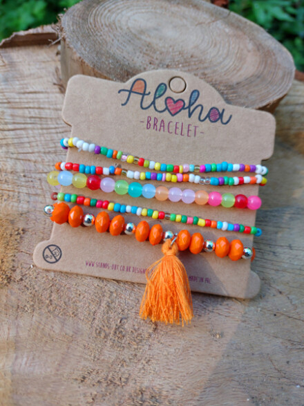 Armband met oranje kwastje, vrolijke set armbanden voor een hippe Ibiza styl look