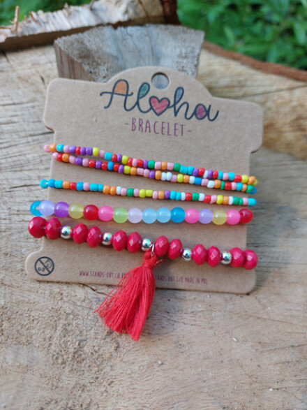 Aloha armband met rood flosje, vrolijke set armbanden voor een hippe Ibiza styl look