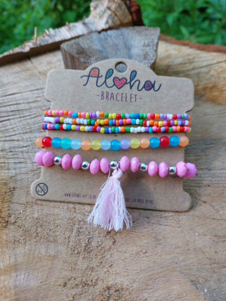 Aloha armband met roze flosje, vrolijke set armbanden voor een hippe Ibiza styl look