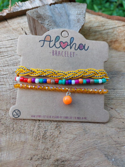 Aloha armband set in okergeel met zilverkleur en oranje, vrolijke set armbanden voor een hippe Ibiza styl look