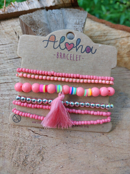 Aloha armband met roze flosje, vrolijke set armbanden voor een hippe Ibiza styl look