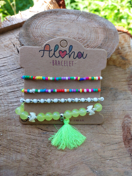 Aloha armband met groen flosje, vrolijke set armbanden voor een hippe Ibiza styl look