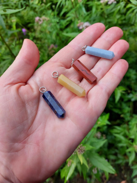 Gele Aventurijn helpt tegen straling ( 5 G / 6 G ) en tegen wateraders, helpt je geduldiger, toleranter, positiever, empathischer en creatiever te worden + Koord