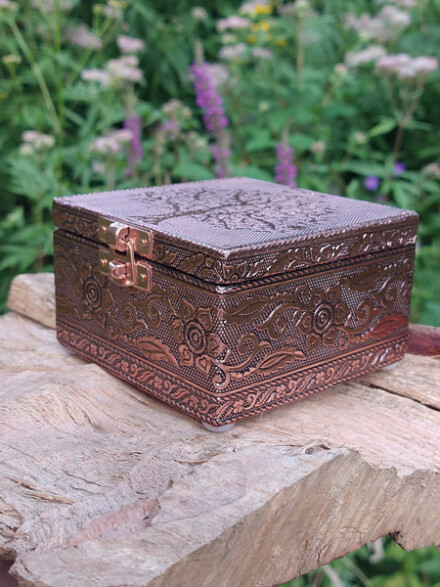 Kistje uit hout met een levensboom in koperlook uitstraling, handgemaakt om iets persoonlijks in te bewaren, crematie as, edelstenen, sieraden