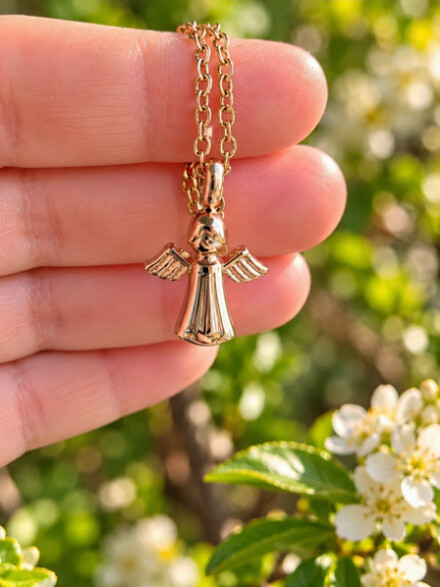 Assieraad als lieve bescherm engel uit roze kleurig edelstaal + ketting + doosje