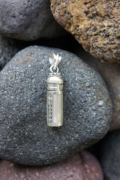 Assieraad met de hand vervaardigd uit zilver en rondom ingelegd met maansteen