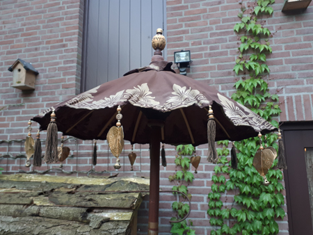 ik ben trots Pakket Ophef Originele Balinese parasol in bruin met goud accenten parasol bali  indonesia, handgemaakte parasol, balinese parasols mooie tuin parasol,  dubbel laags parasol, parasols, balinees balineesh balinese parasol  indonesia indonesie