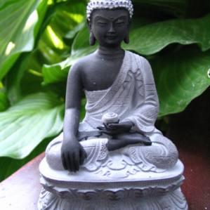 Boeddha met een medicijnpotje als mini urn, vervaardigd uit steen met hematiet edelsteen / LAATSTE