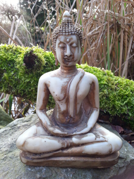 Mediterende Boeddha mini urn uit resin / kunsthars in off white / marmer look met goud nuances - LAATSTE