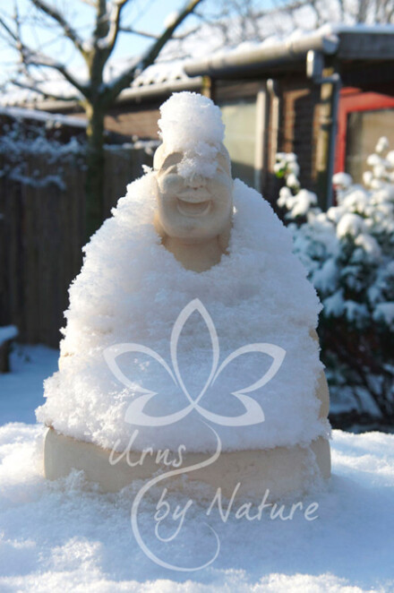 Happy geluks Boeddha deel urn ( +/- 1.5 liter as ) met de hand vervaardigd uit steen / natuursteen, voor binnen of buiten is winterhard - Afbeelding 2
