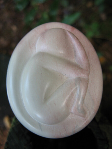 Mini urn met een foetus uit saponiet natuursteen, een zeer bijzonder kleine handvervaardigde urn - Afbeelding 3