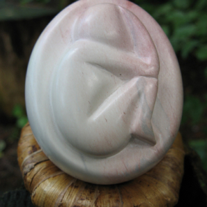 Mini urn met een foetus uit saponiet natuursteen, een zeer bijzonder kleine handvervaardigde urn