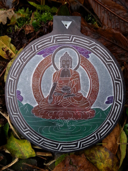 Wanddecoratie Boeddha met medicijnpotje voor een lang leven, handvervaardigd uit leisteen voor binnen of buiten