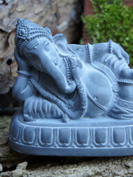 Ganesha mini urn liggend op een lotustroon uit steen met hematiet edelsteen / LAATSTE