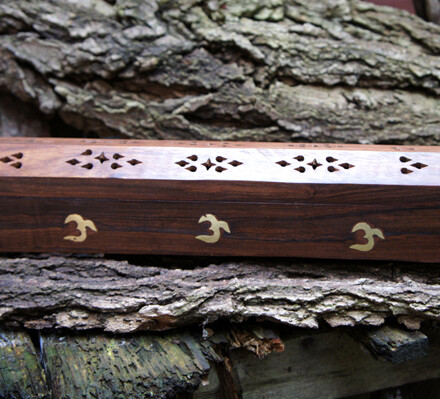 Wierookkist uit hout met Ohm symbolen uit brons + GRATIS 2 kokers wierook