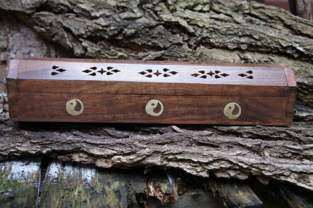 Wierookkist uit hout met Yin Yang symbolen uit brons + GRATIS 2 kokers wierook