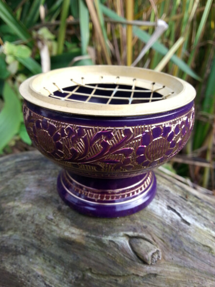Kegelwierook brander, korrelwierook brander, wierook brander uit messing in paars met gouden bloemen