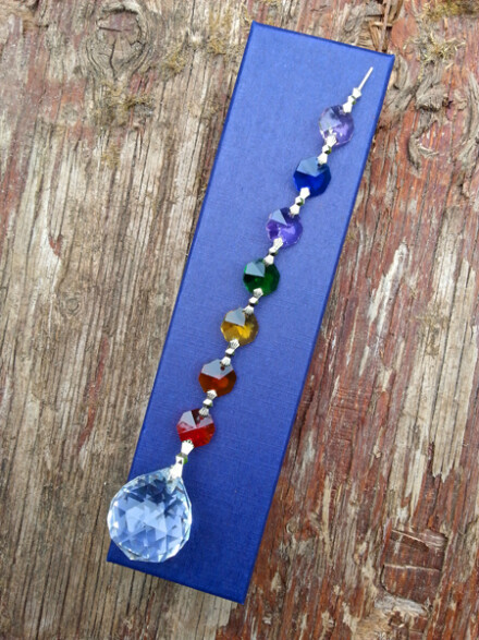 Kristallen bol XXL met chakra kleurtjes voor veel lichtinval, ze zal een ruimte vullen met stralende regenboogkleuren + chakra beschrijving - Afbeelding 4
