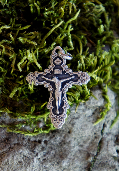 Sierlijk bewerkt kruisje als kettinghanger met Jezus, voor bescherming + GRATIS koord