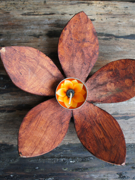Lotusbloem uit hout, uniek en met veel liefde met de hand gemaakt, ze blijft ook drijven op het water
