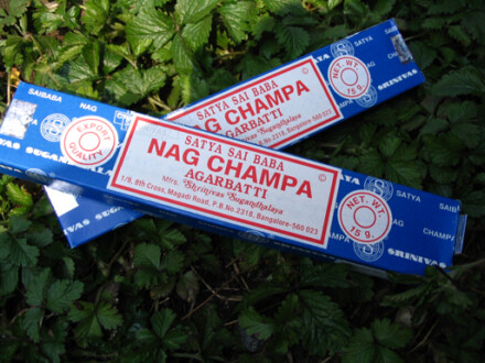 Nag Champa wierook stokjes, ze zuiveren je omgeving, een zalige warm zoete kruidengeur