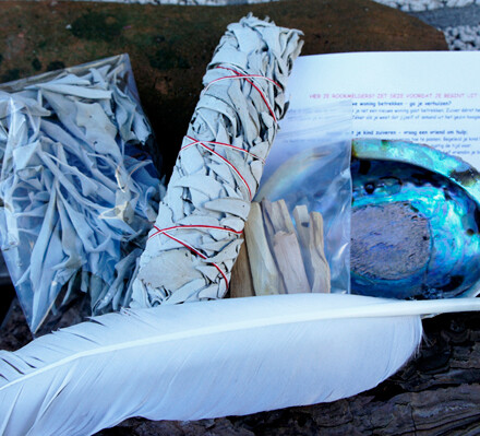 Zuiveringspakket met palo santo hout, grote smudgestick, witte salie, abaloneschelp, zwanenveer + GRATIS uitgebreid zuiveringsritueel